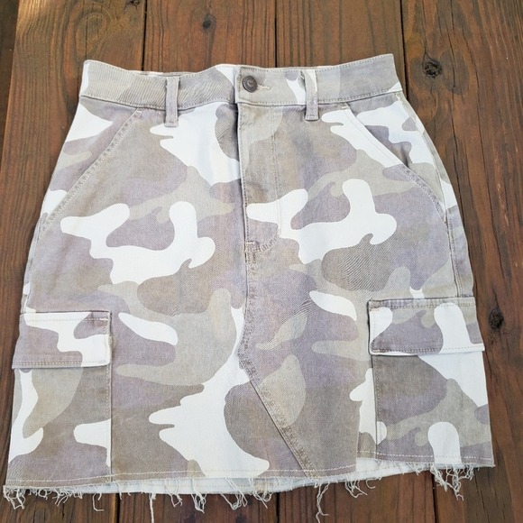 Hollister skirt  camo print in juniors size 3 - Picture 2 of 6